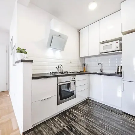 Gold Oasis, Self Service Check-in Apartment